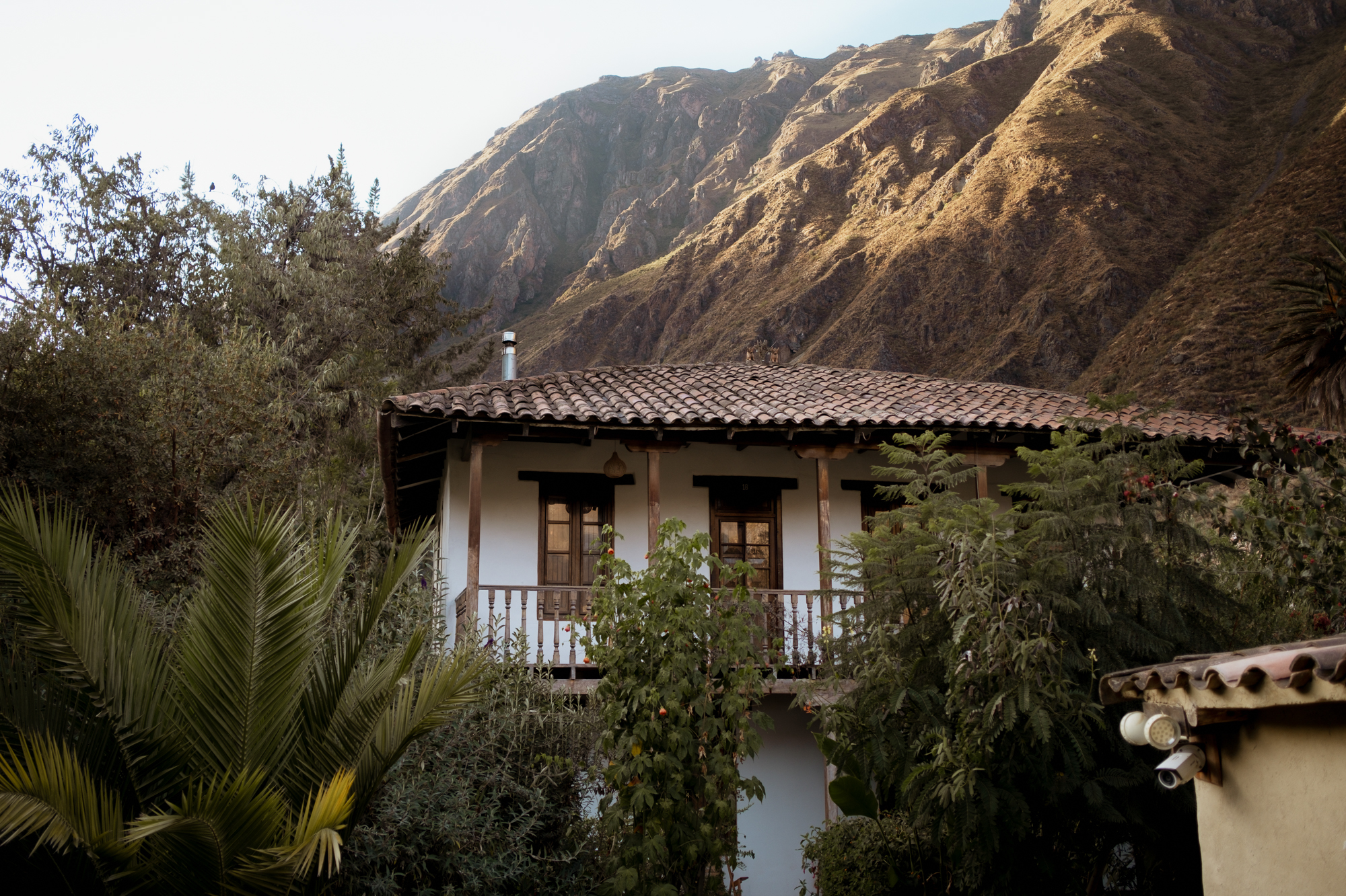 Exterior shot of a luxurious Peruvian hotel in the mountains